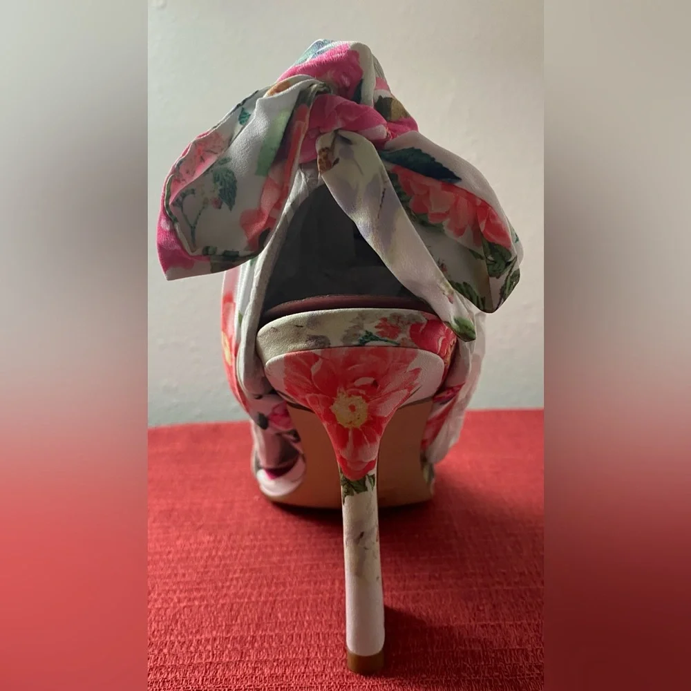 NWT.. NINE WEST FLORAL WRAP SANDALS - Picture 2 of 16